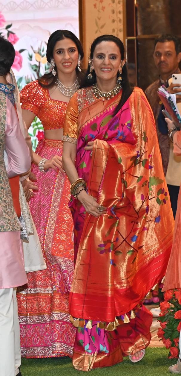 इस समारोह में श्लोका अंबानी की मां मोना मेहता भी पिंक और ऑरेंज पैठनी साड़ी में नज़र आईं.
