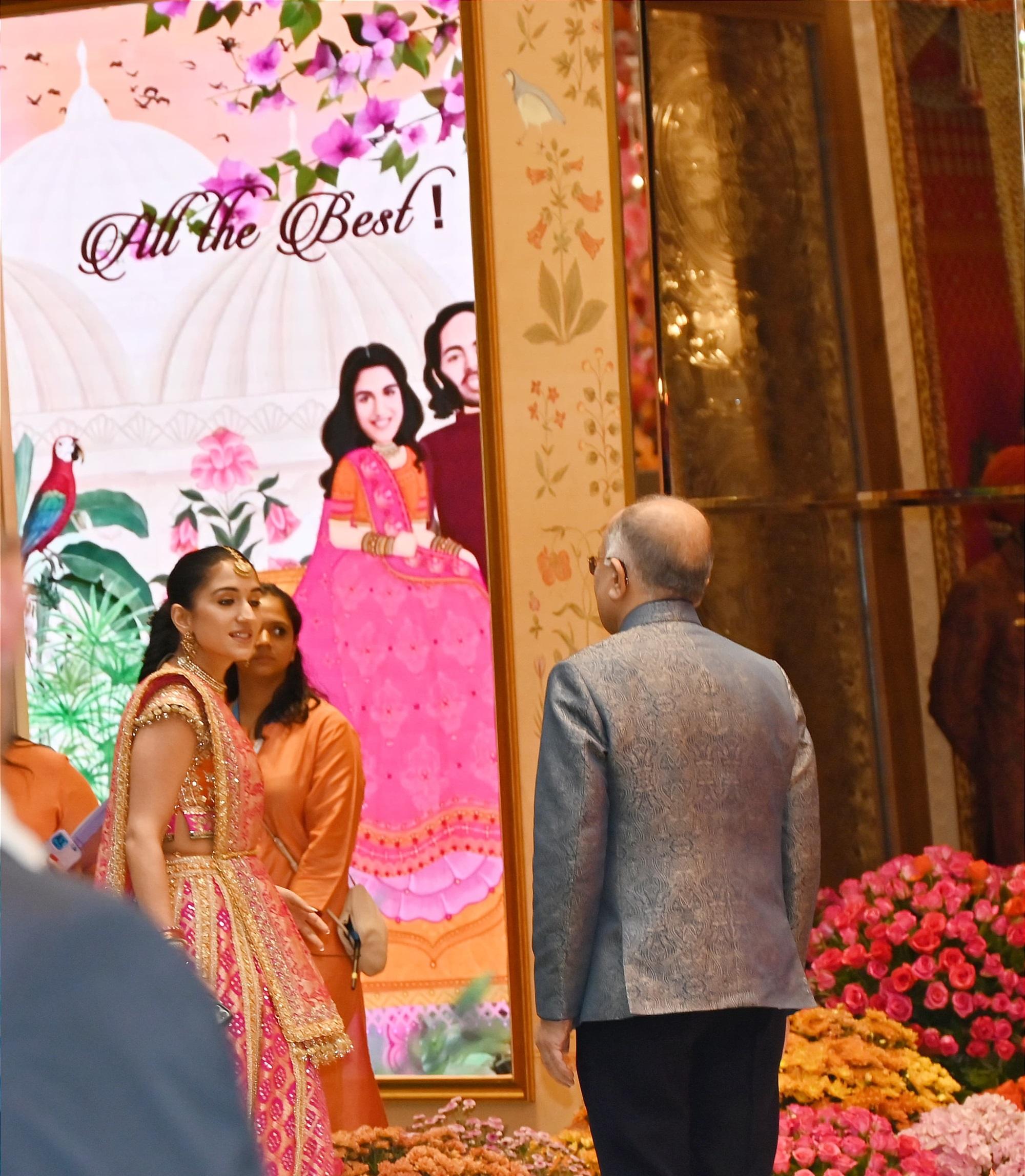 राधिका मर्चेंट की भी एक झलक दिखाई दी. इस दौरान वह ऑरेंज पिंक लहंगे में काफी सुंदर लग रही थीं.