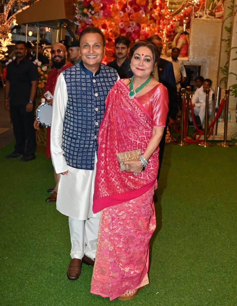 मामेरू सेरेमनी में अनिल अंबानी अपनी पत्नी टीना अंबानी के साथ इस समारोह में पहुंचे.