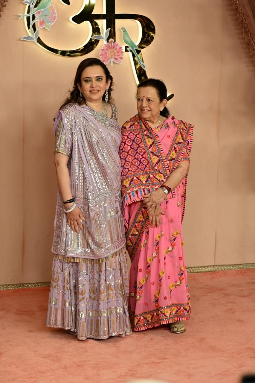 नीता अंबानी की बहन और उनकी मां भी इस सेरेमनी में पैपराजी पोज़ देती नज़र आईं.