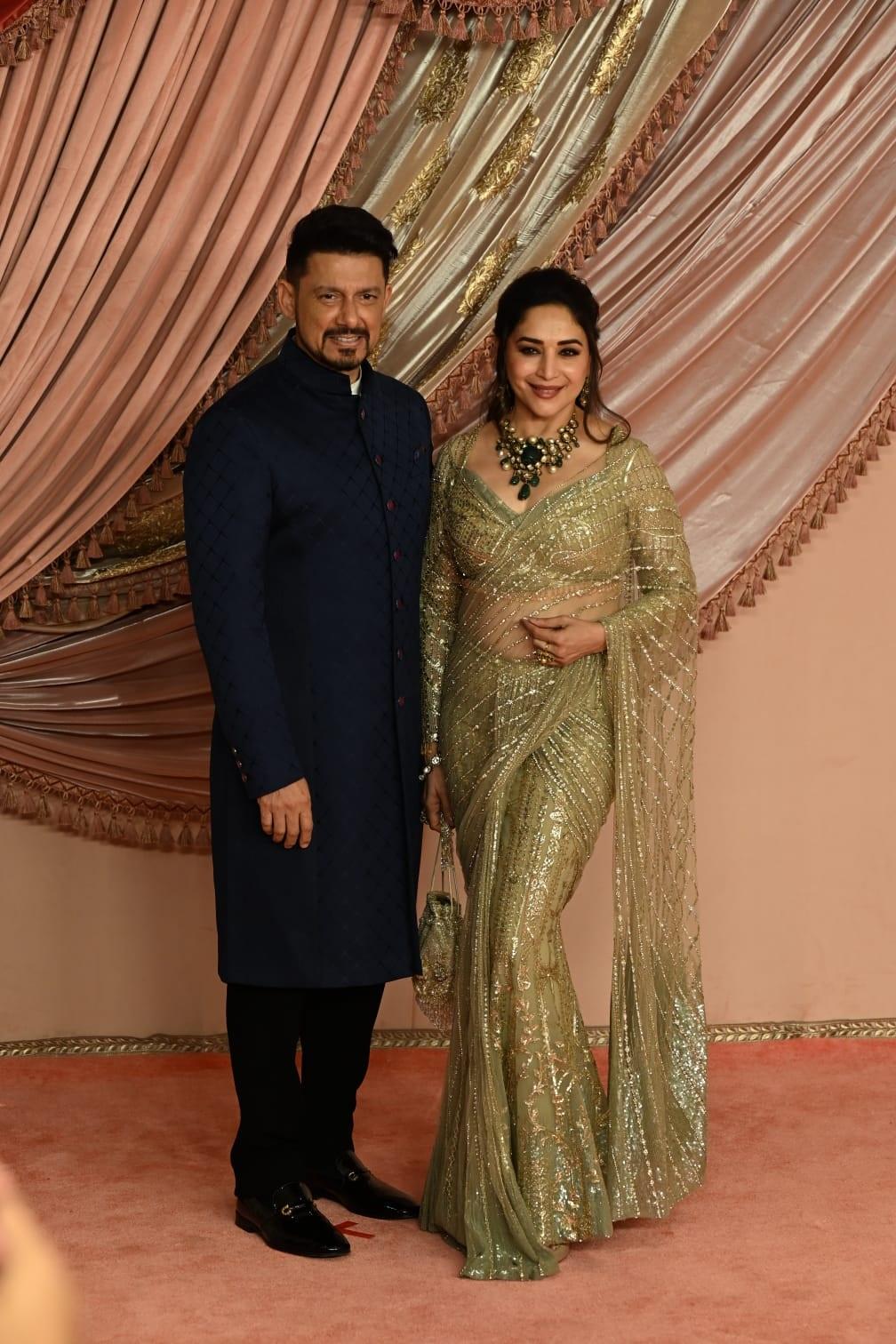 माधुरी दीक्षित और उनके पति डॉक्टर नेने भी अनंत अंबानी और राधिका मर्चेंट की संगीत सेरेमनी में पहुंचे थे.