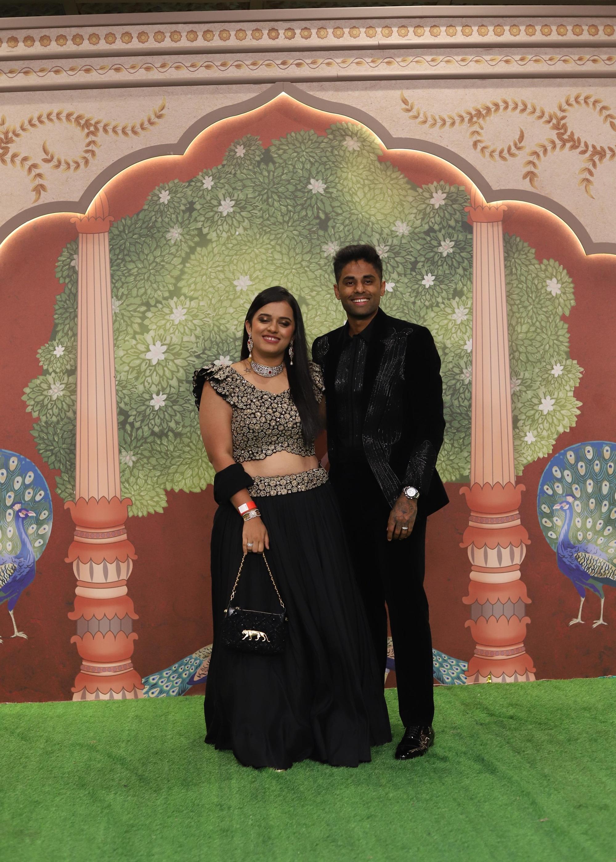सूर्यकुमार यादव भी अपनी पत्नी के साथ इस समारोह में पहुंचे. इस दौरान दोनों ब्लैक आउटफिट में नज़र आए.