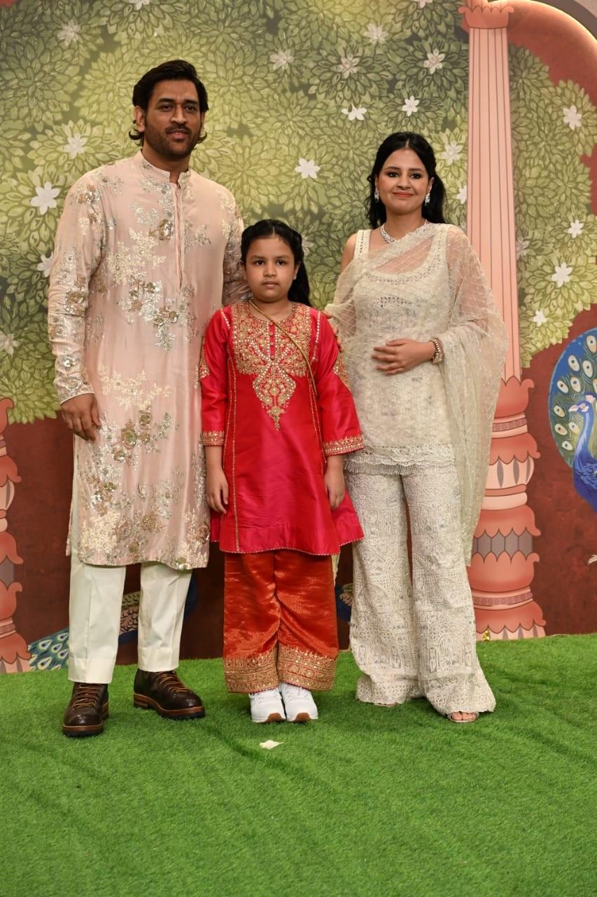 क्रिकेट महेंद्र सिंह धोनी भी अपनी पत्नी साक्षी और बेटी के साथ इस समारोह में पहुंचे.