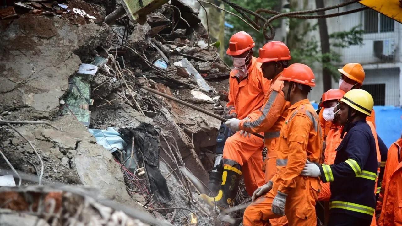 नवी मुंबई के बेलापुर में शनिवार को एक इमारत ढहने के बाद एनडीआरएफ बचाव अभियान चला. फोटो/पीटीआई