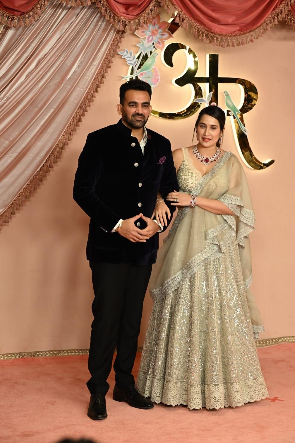 क्रिकेटर जहीर खान अपनी पत्नी सागरिका के साथ अनंत राधिका के संगीत में पहुंचे थे.