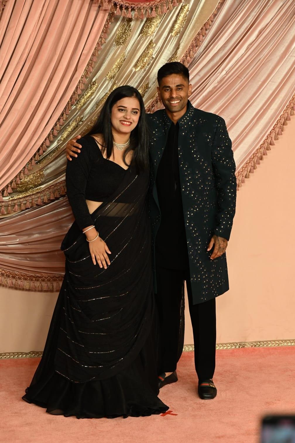 क्रिकेटर सूर्यकुमार यादव अपनी पत्नी देविशा शेट्टी के साथ समारोह में पहुंचे थे.