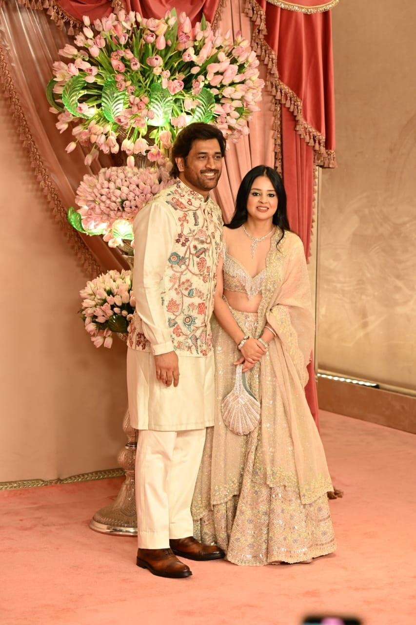 दिग्गज क्रिकेटर महेंद्र सिंह धोनी अपनी पत्नी के साथ इस संगीत सेरेमनी में पहुंचे थे.