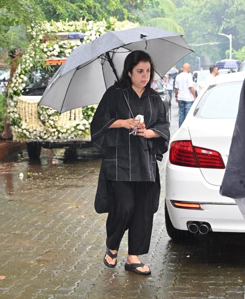 फराह खान भावुक दिखीं जब उन्होंने भूषण कुमार की चचेरी बहन के अंतिम संस्कार में भाग लिया. 