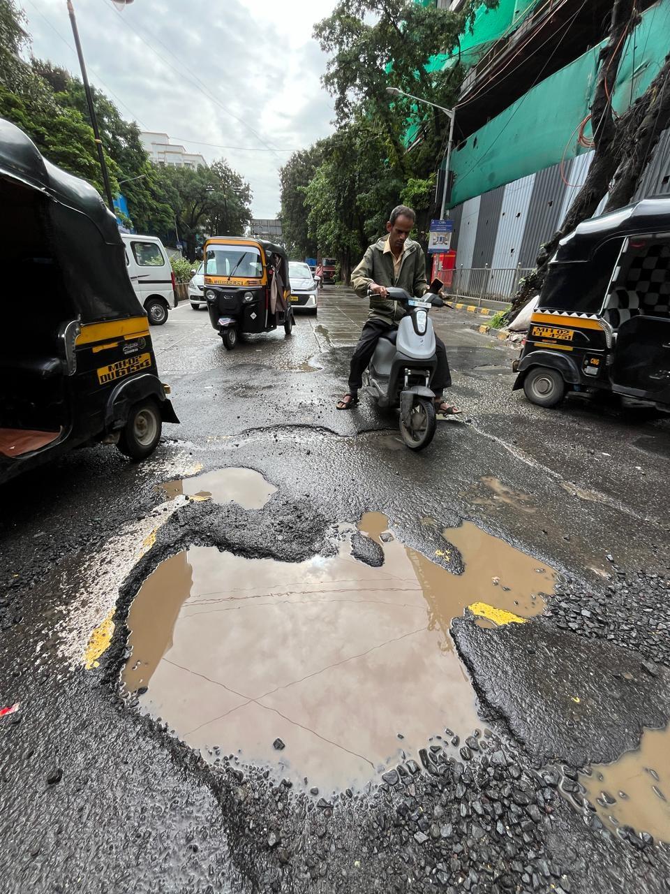 अगर राहगीर पहली बार रास्ते से गुज़रेे तो गड्ढों में भरे पानी से अंदाज लगाना मुश्किल हो सकता है कि गड्ढा कितना गहरा है.