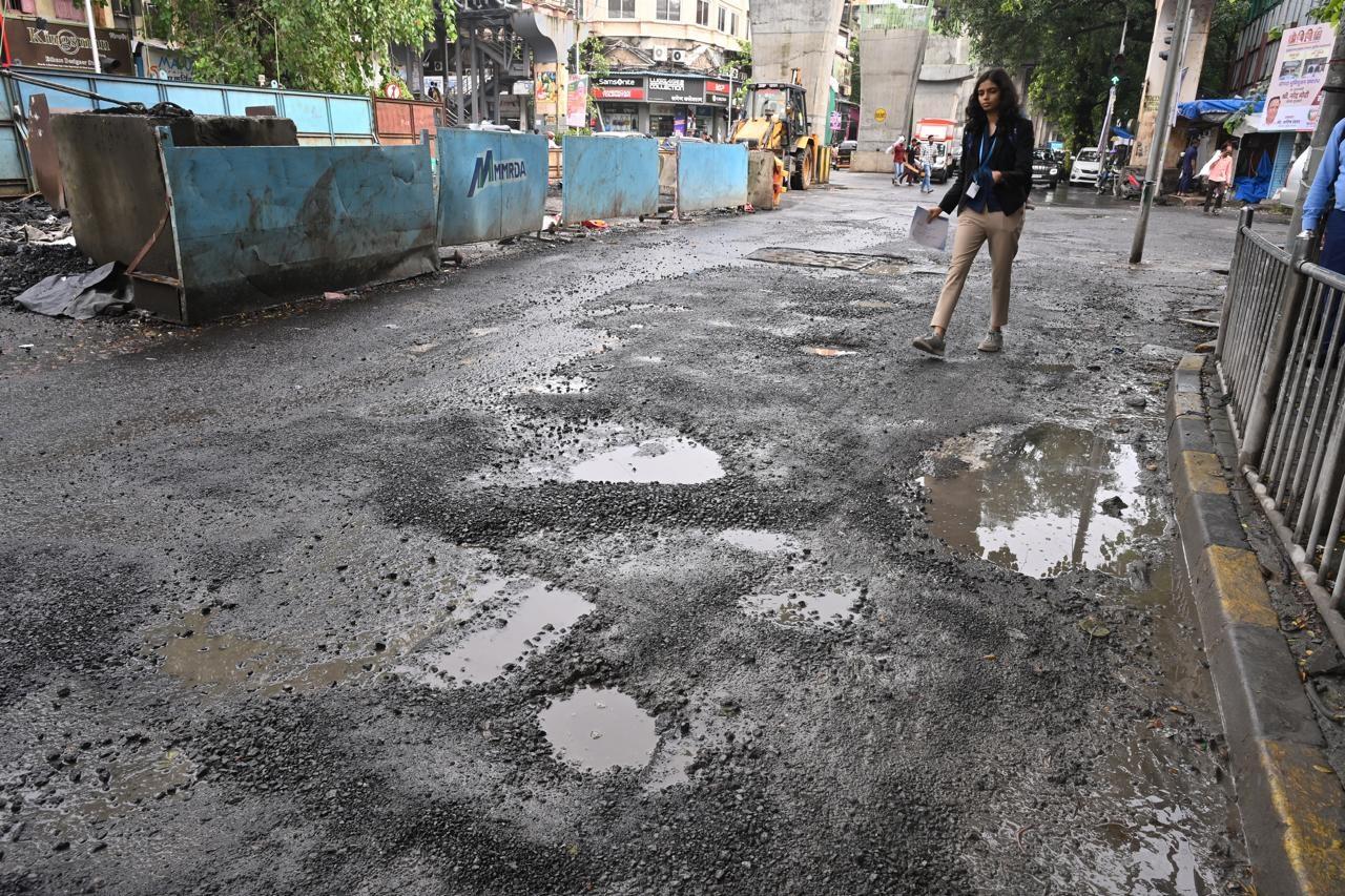 सड़कों पर गड्ढों के साथ ही कुछ फिसलन भी है, इससे पैदल और दुपहिया वाहनों को संभलकर चलना पड़ता है.