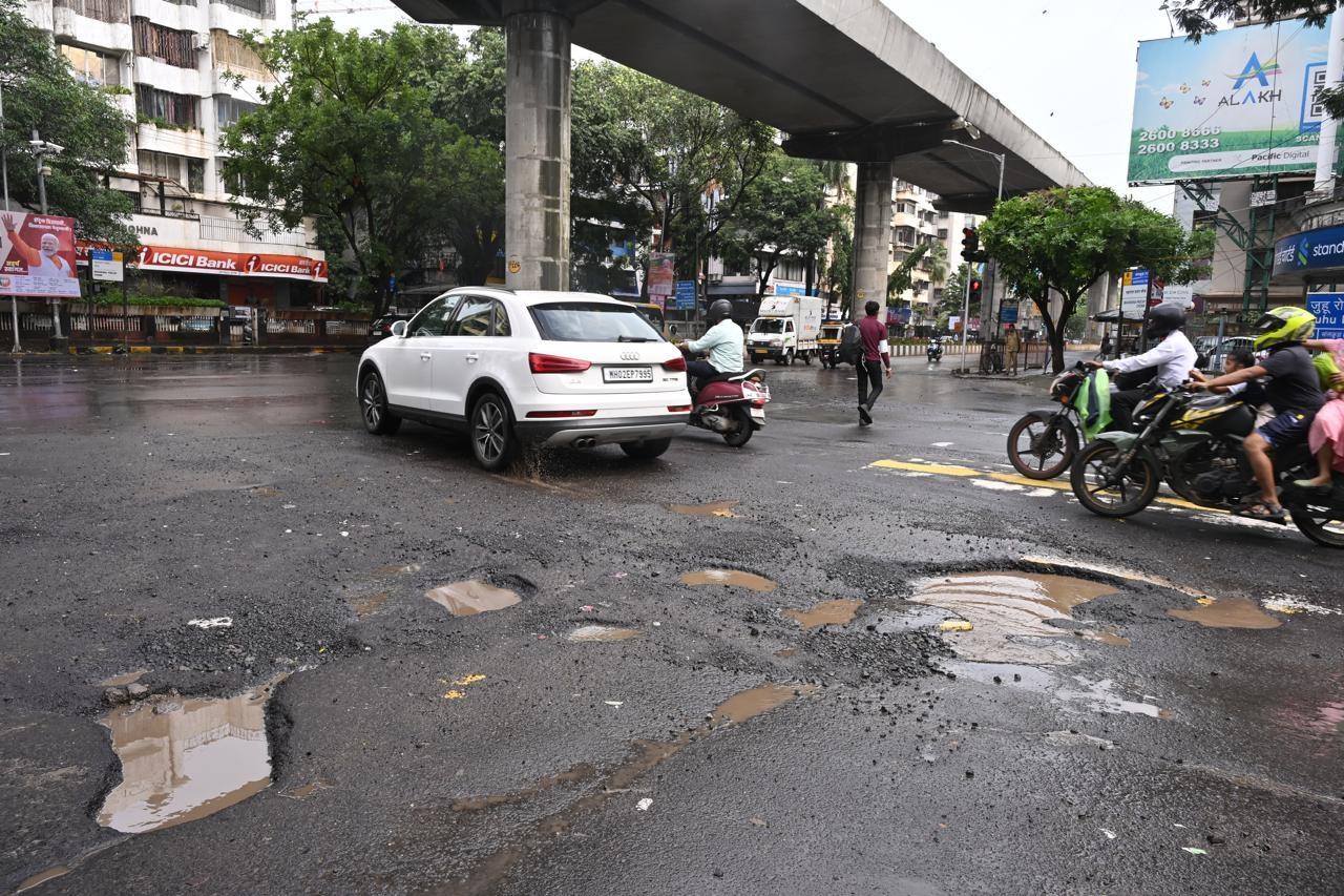 मुंबई का पौश इलाका माने जाने वाले सांताक्रूज़ की एसवी रोड यानी स्वामी विवेकानंद रोड पर गड्ढों के कारण लोगों को आवाजाही में परेशानी का सामना करना पड़ रहा है.