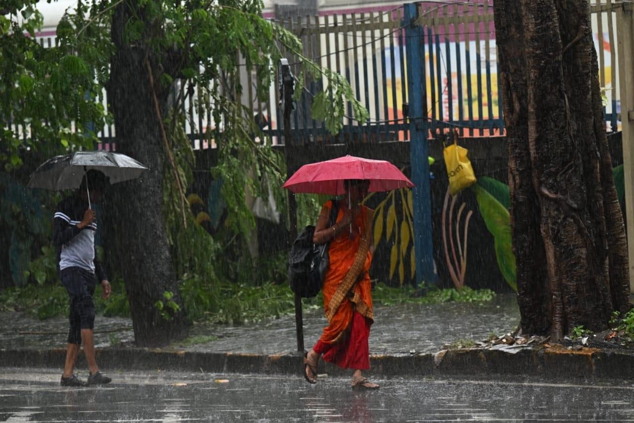आईएमडी के एक अधिकारी ने कहा, `मुंबई और उसके आसपास के क्षेत्रों में अगले कुछ दिनों में तीव्र वर्षा की संभावना है.`