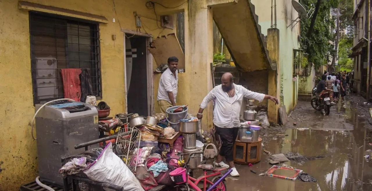 पुणे में भारी बारिश के बाद निचले इलाकों के घरों में पानी और कीचड़. फोटो/पीटीआई