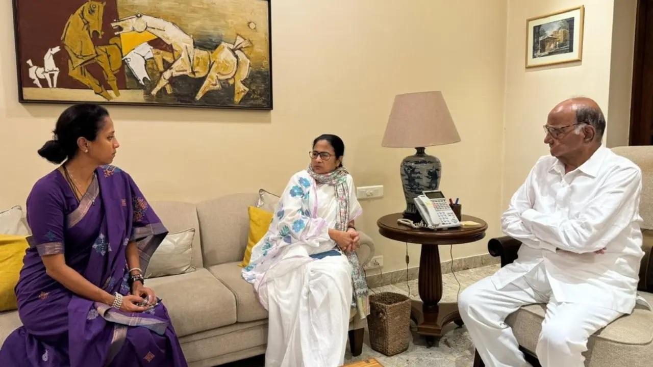 ममता बनर्जी ने शुक्रवार को कहा कि केंद्र में भाजपा के नेतृत्व वाली एनडीए सरकार अस्थिर है और शायद अपना कार्यकाल पूरा न कर पाए. बनर्जी ने शिवसेना (यूबीटी) प्रमुख उद्धव ठाकरे से बांद्रा इलाके में उनके आवास `मातोश्री` में मुलाकात की.