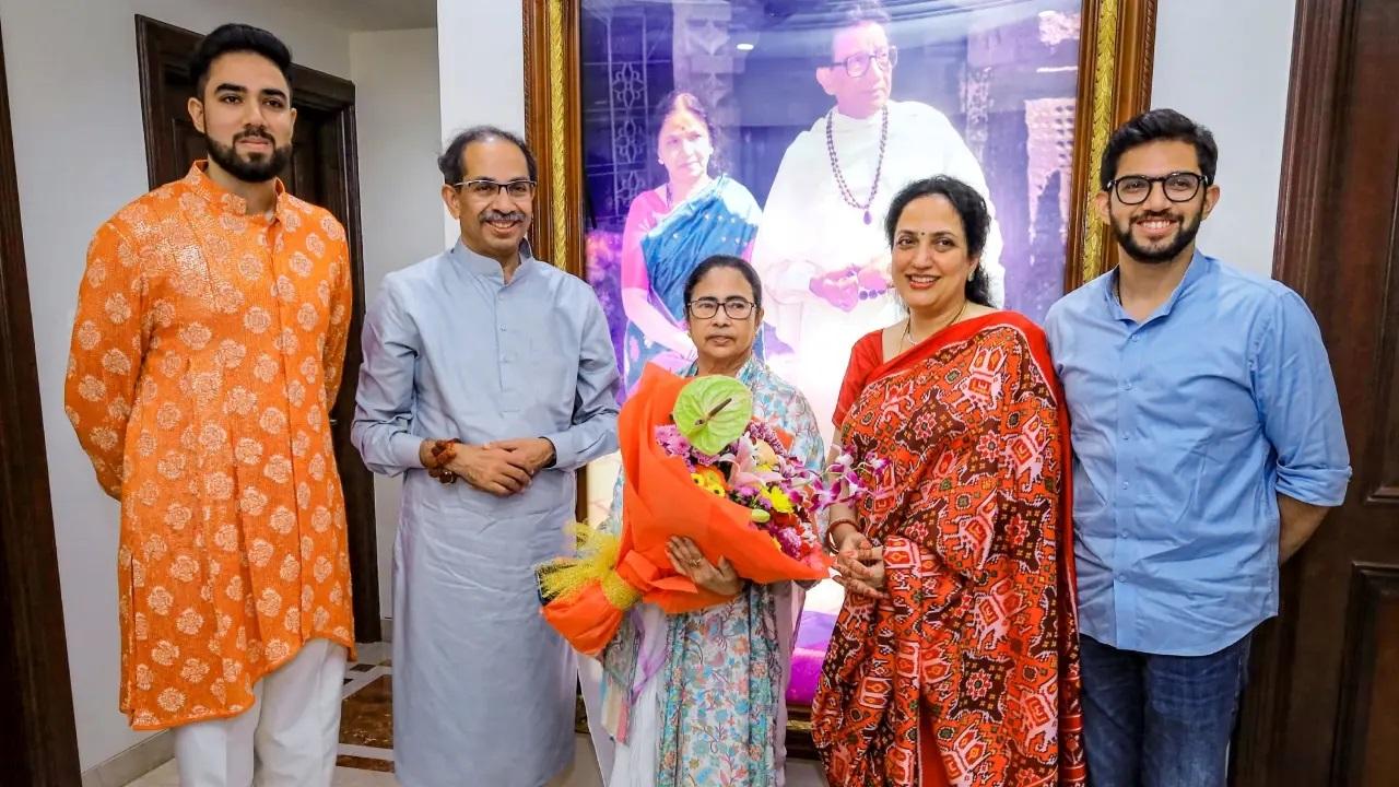 मुंबई के एक दिवसीय दौरे पर आईं तृणमूल कांग्रेस की नेता ने इससे पहले शिवसेना (यूबीटी) प्रमुख उद्धव ठाकरे से बांद्रा में उनके आवास `मातोश्री` में मुलाकात की. 