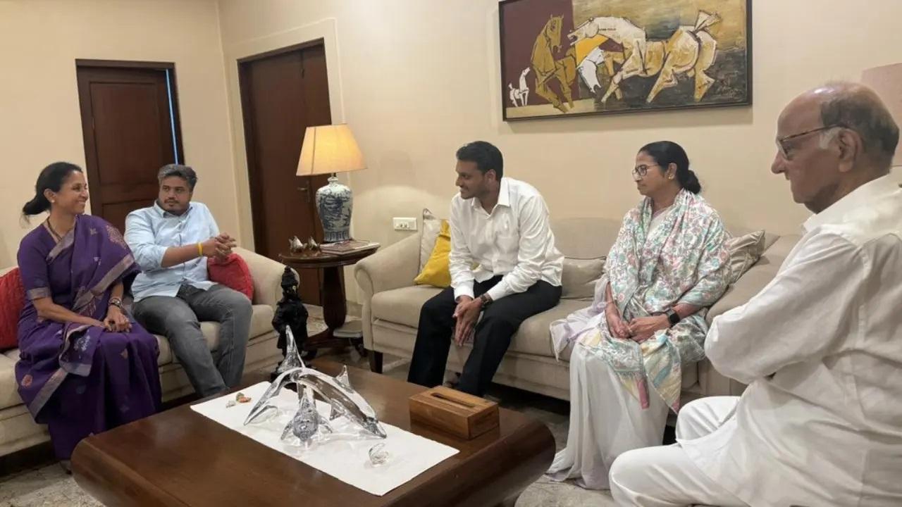लोकसभा चुनाव के नतीजे घोषित होने के एक महीने से भी ज़्यादा समय बाद ममता बनर्जी ने शुक्रवार को राष्ट्रवादी कांग्रेस पार्टी (सपा) के अध्यक्ष शरद पवार से मुंबई में अपने पहले दौरे के दौरान मुलाकात की. 