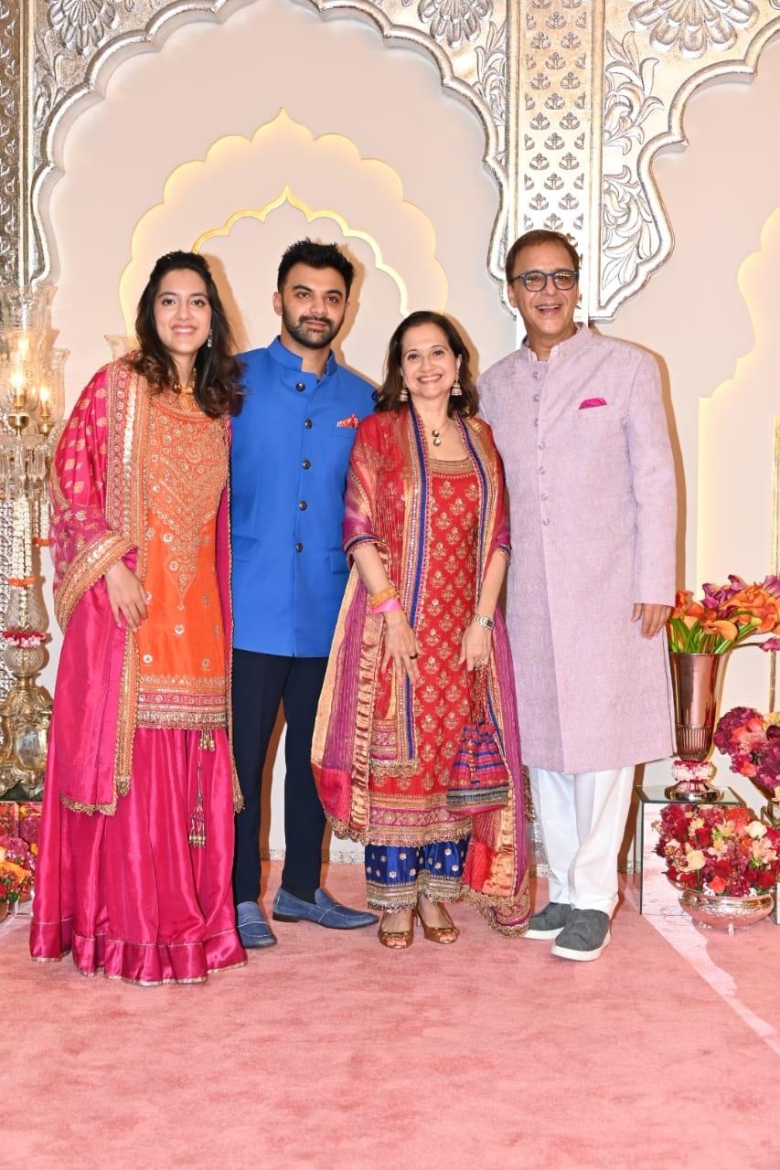 निर्माता-निर्देशक विधु विनोद चोपड़ा भी शादी में शामिल होने के लिए परिवार के साथ पहुंचे.