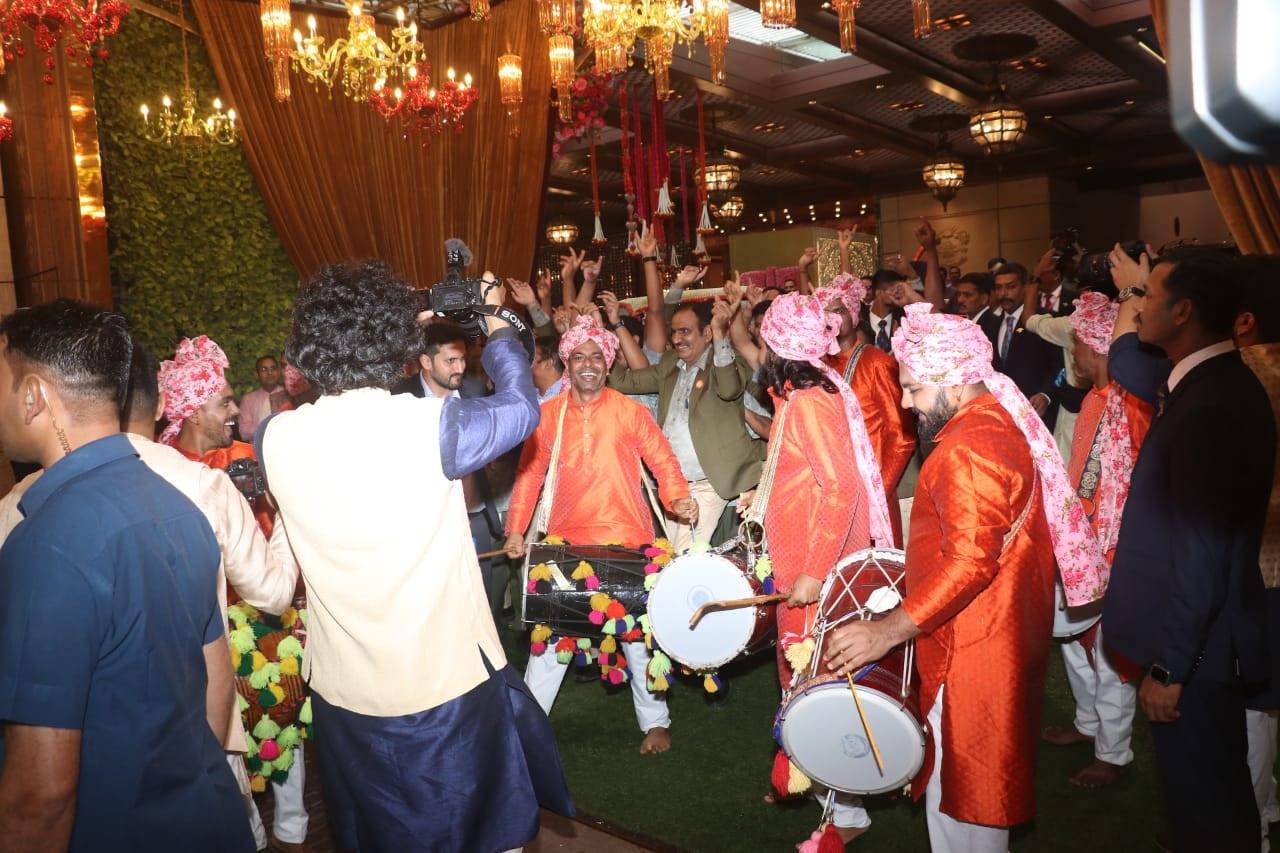 इस दौरान जियो वर्ल्ड कॉन्वेंशन सेंटर पर मेहमान ढोल ताशों पर नाचते नज़र आए.