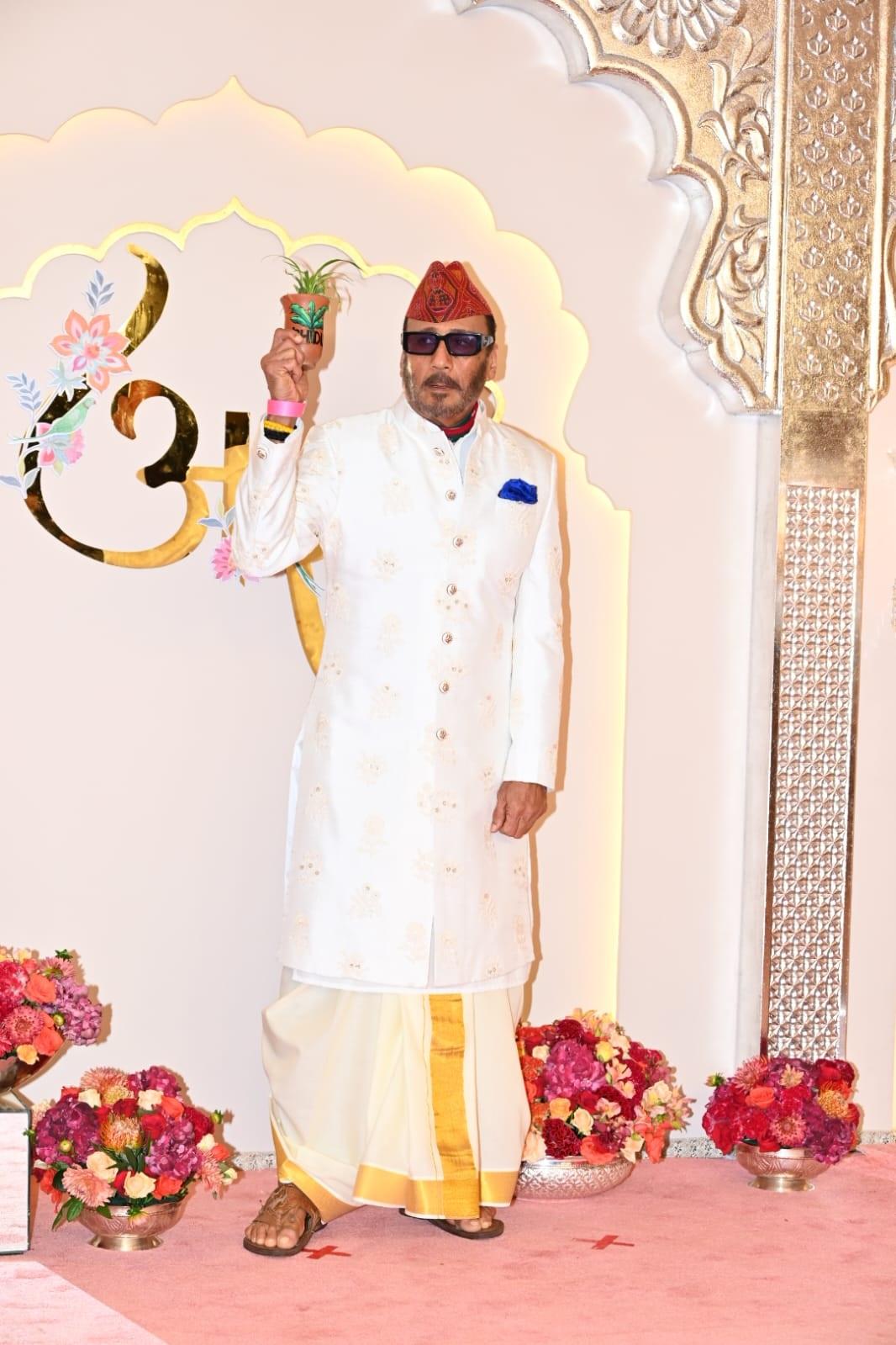जैकी श्रॉफ भी इस शादी में पहुंचे. उन्होंने शेरवानी के साथ शानदार लाल टोपी भी पहनी थी.