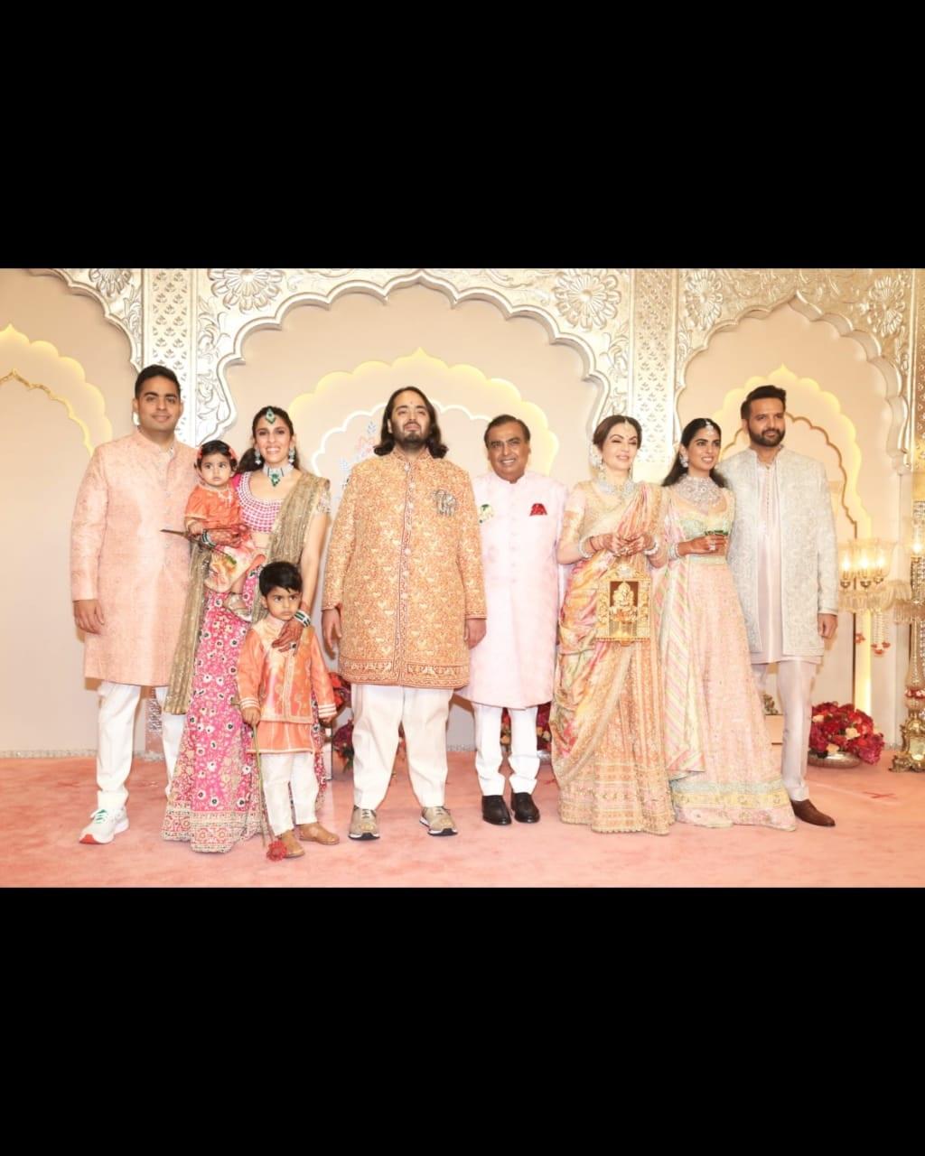 पूरे अंबानी परिवार ने आकर पैपराजी से फोटोज़ खिंचवाई. इस फोटो में आकाश अंबानी, श्लोका, अनंत, मुकेश अंबानी, नीता अंबानी, ईशा अंबानी और उनके पति आनंद पिरामल भी नज़र आ रहे हैं.