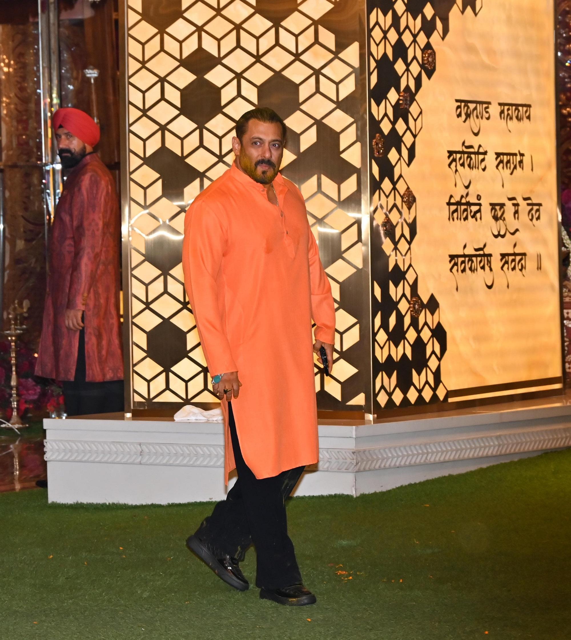हल्दी सेरेमनी में सलमान खान भी पीले रंग के कुर्ते में पहुंचे थे.