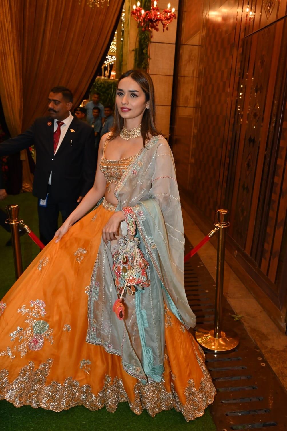मिस वर्ल्ड मानुषी चिल्लर भी येलो ऑरगेंजा लहंगे में अनंत अंबानी की हल्दी सेरेमनी में पहुंची थीं.