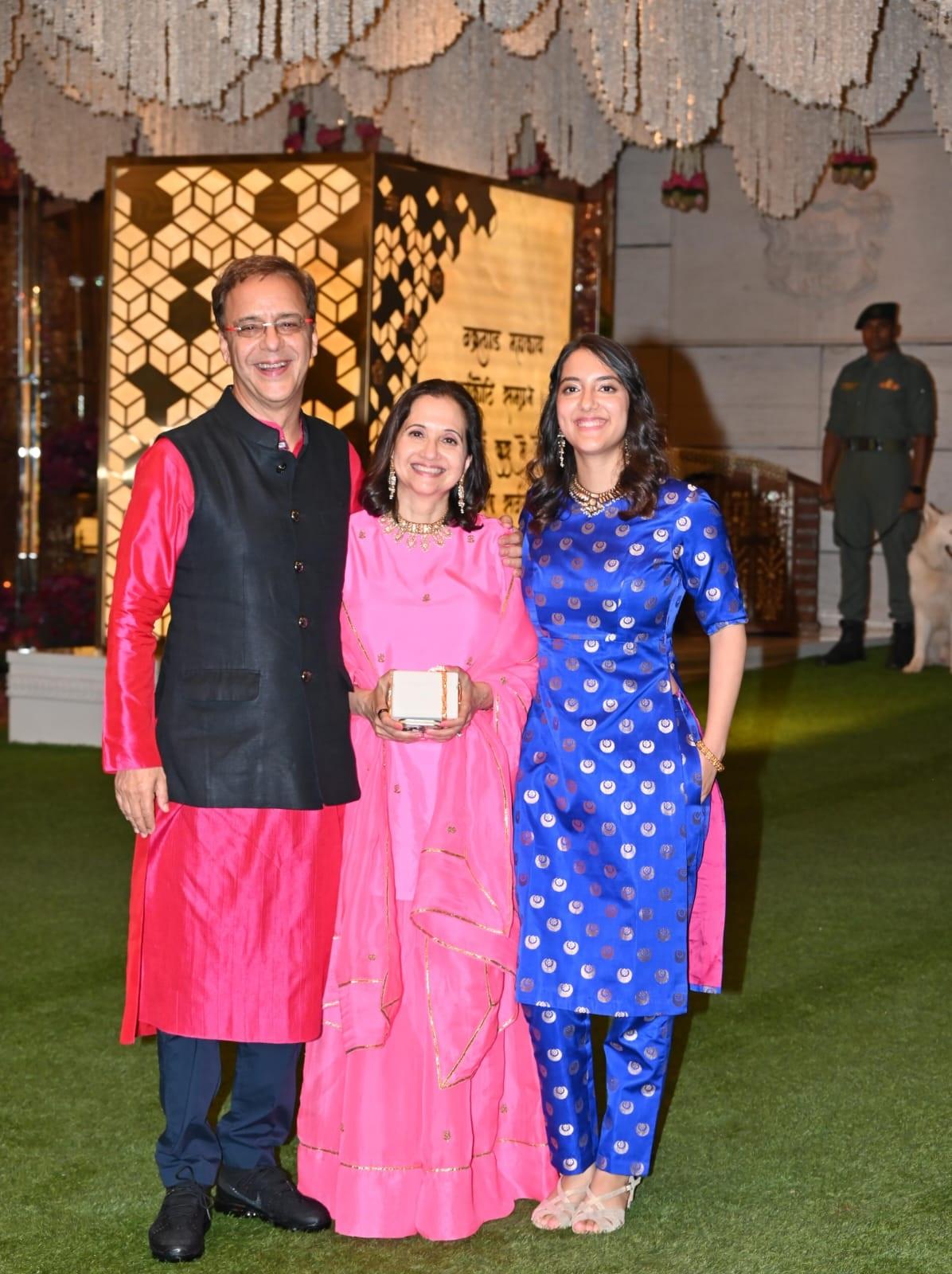 निर्देशन विधु विनोद चोपड़ा भी अपनी पत्नी अनुपमा चोपड़ा के साथ अनंत अंबानी की हल्दी सेरेमनी में पहुंचे थे.
