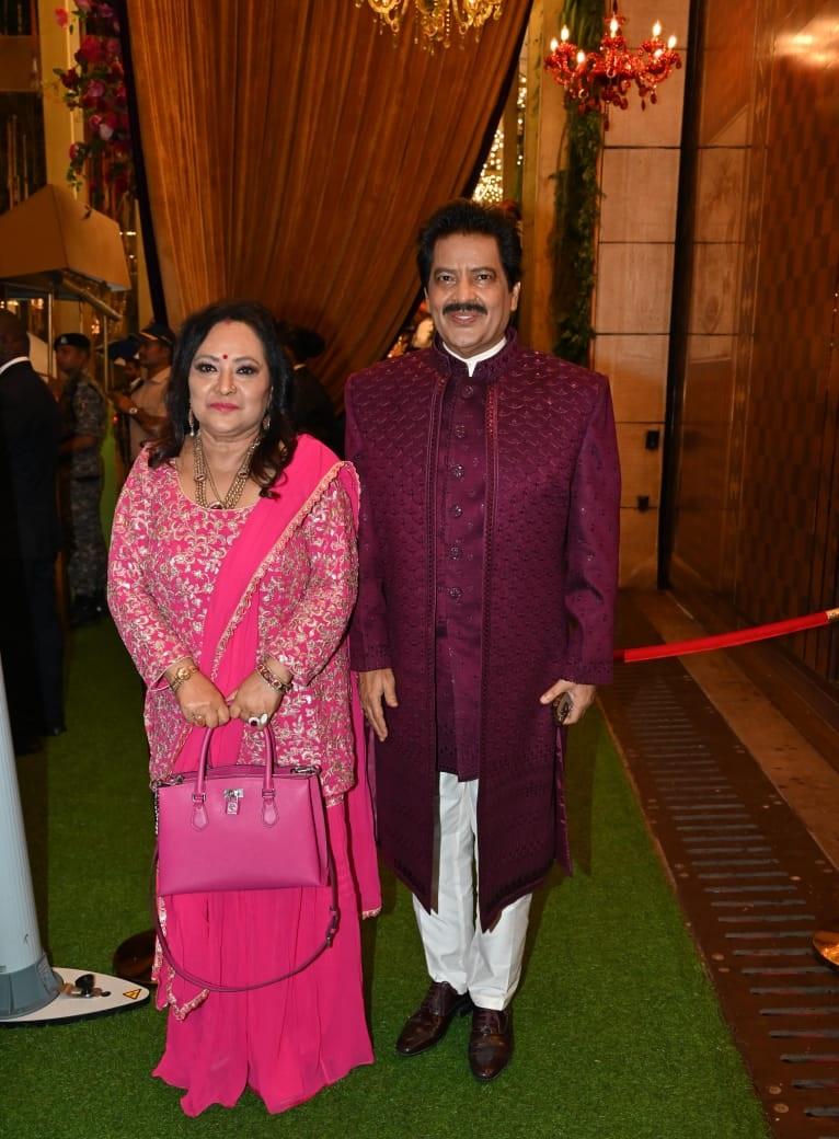 उदित नारायण भी अपनी पत्नी दीपा नारायण झा के साथ अनंत की हल्दी में पहुंचे थे.