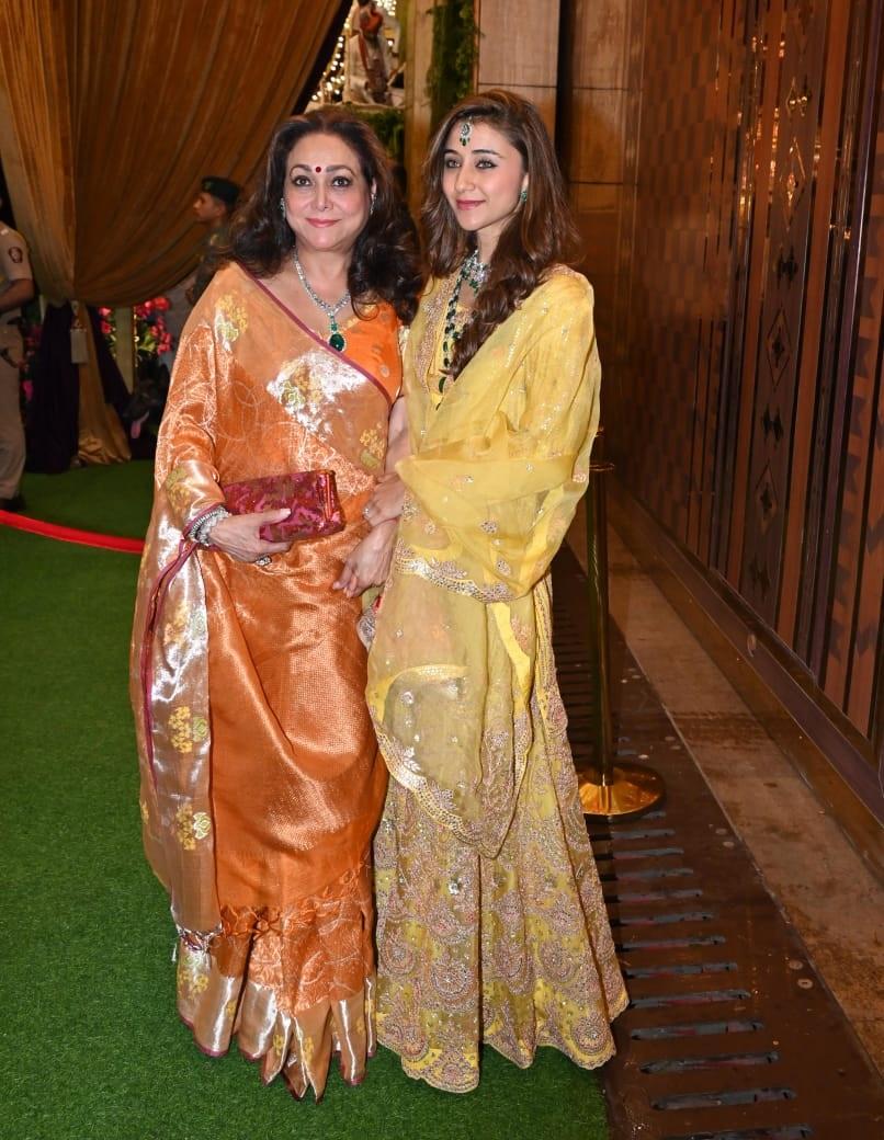 अनंत की हल्दी के लिए चाची टीना अंबानी भी अपनी बहू कृष्णा अंबानी भी साथ में पहुंची थीं.