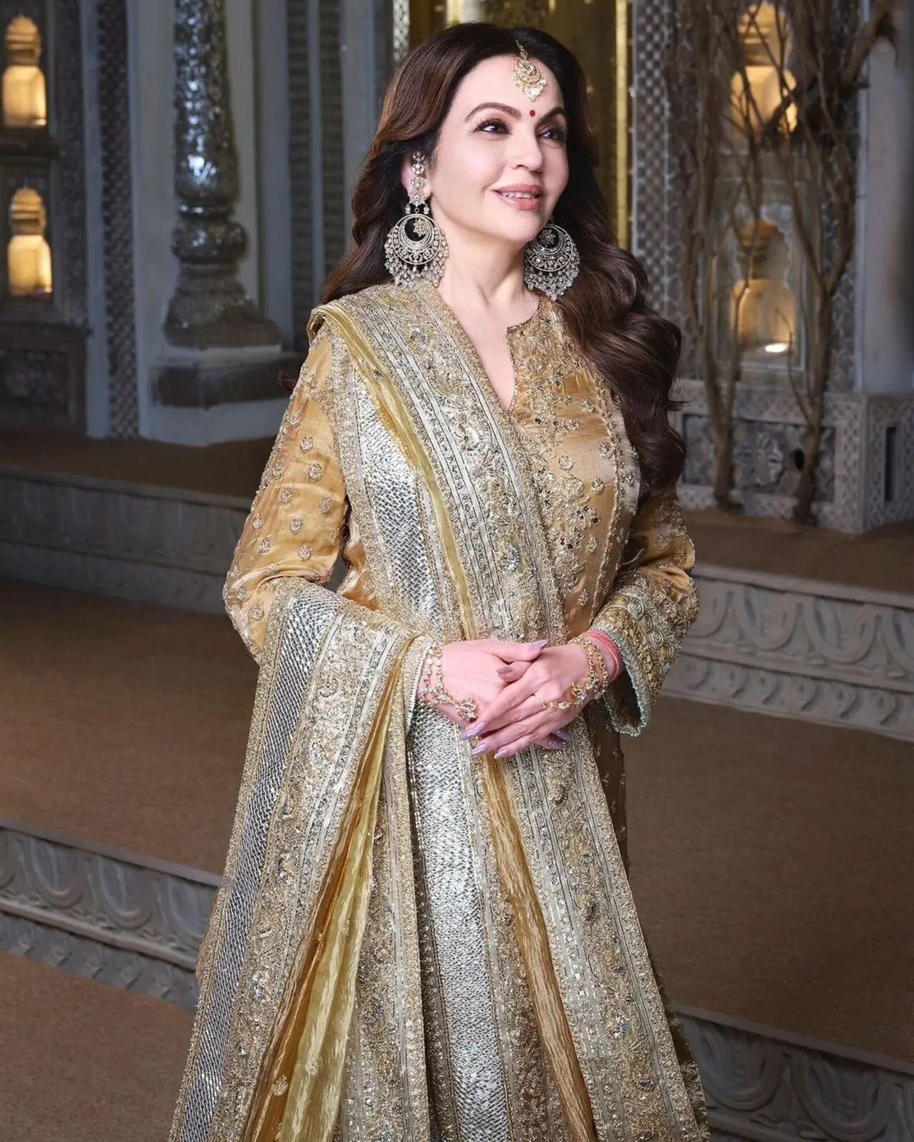 नीता अंबानी ने छोटे बेटे अनंत अंबानी की हल्दी के लिए हीरामंडी स्टाइल का ड्रैस ही कैरी किया था. साथ ही साथ यह रेखा के सोनाक्षी के रिसेप्शन में पहने लुक की भी याद दिला रहा था.