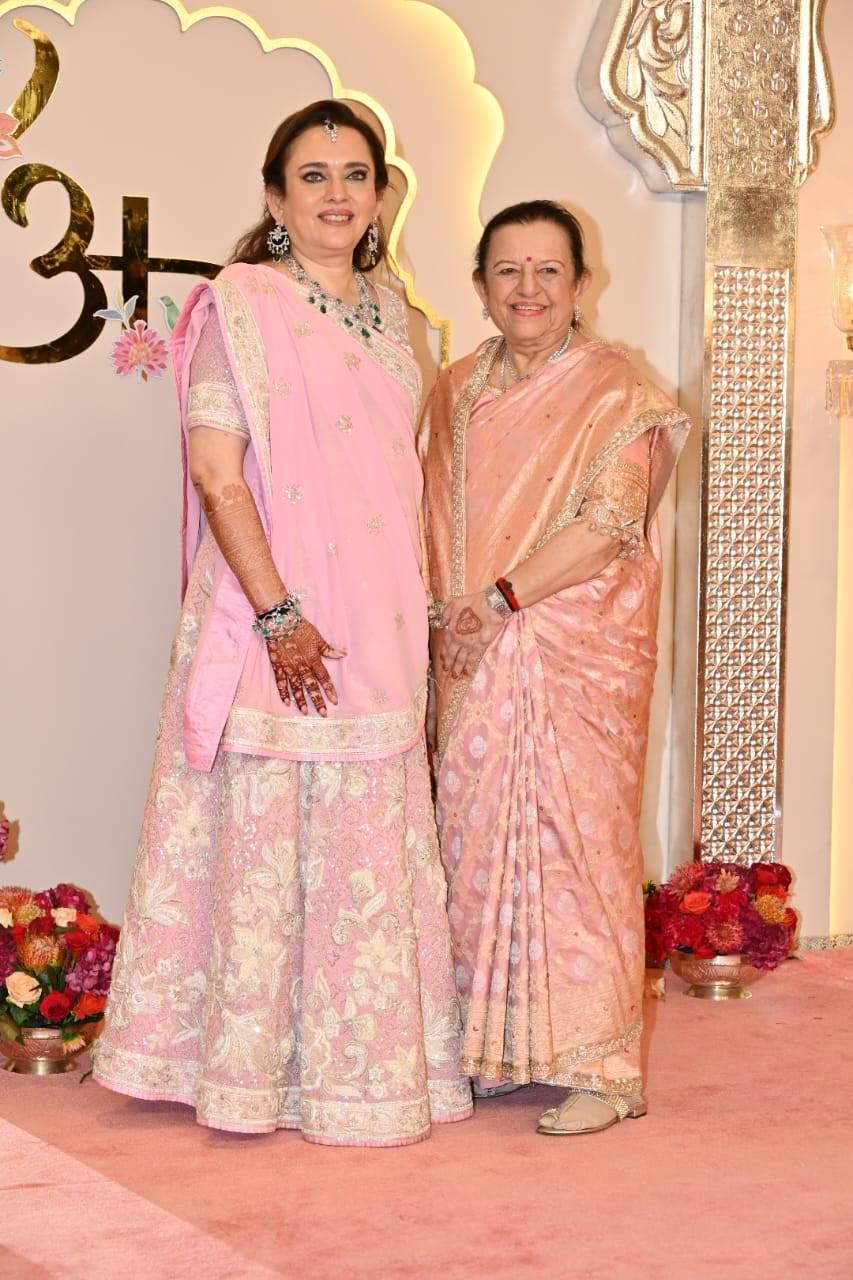 बेबी पिंक लहंगे में नीता अंबानी की बहन और खूबसूरत सी पीच कलर की साड़ी में नीता अंबानी की मां नज़र आ रही हैं.