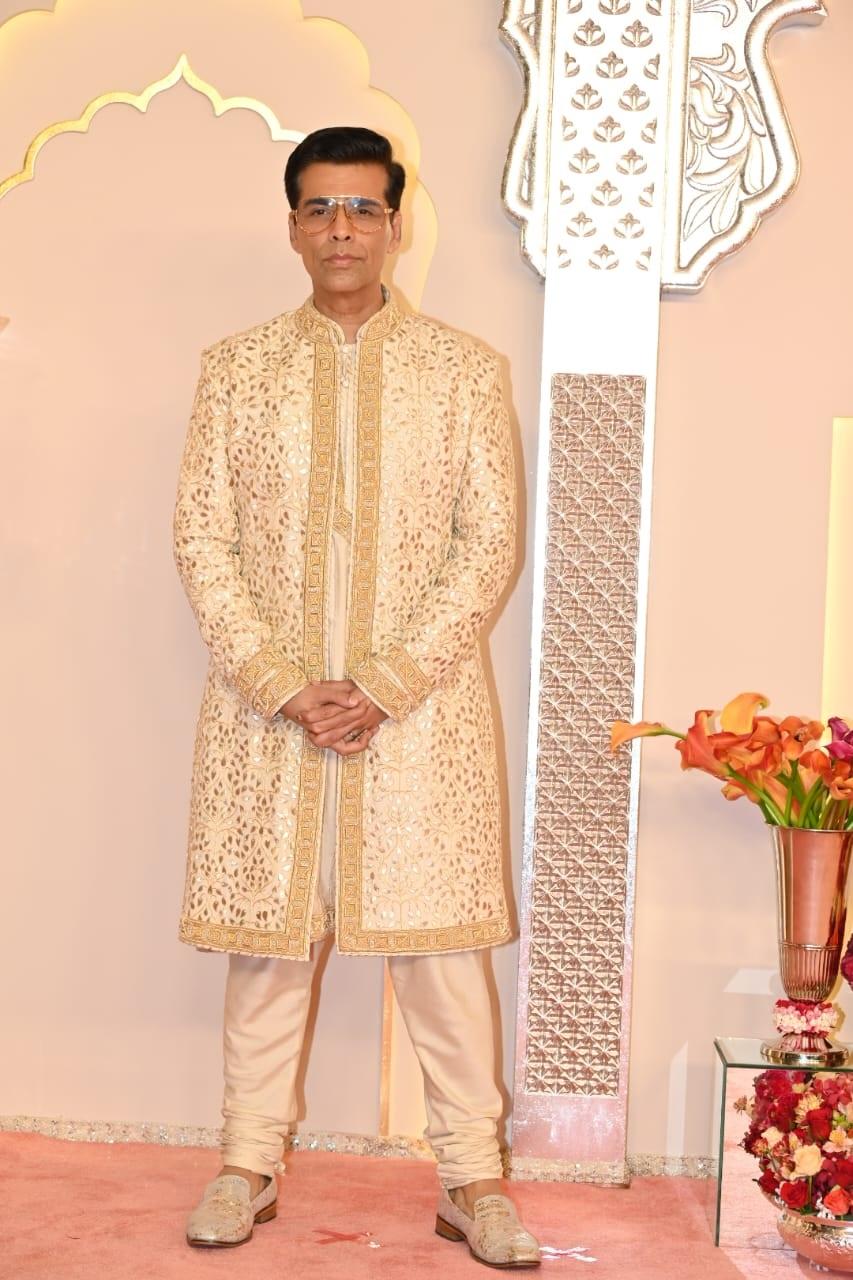 बेज कलर शेरवानी में करण जौहर भी इस शादी समारोह में पहुंचे.
