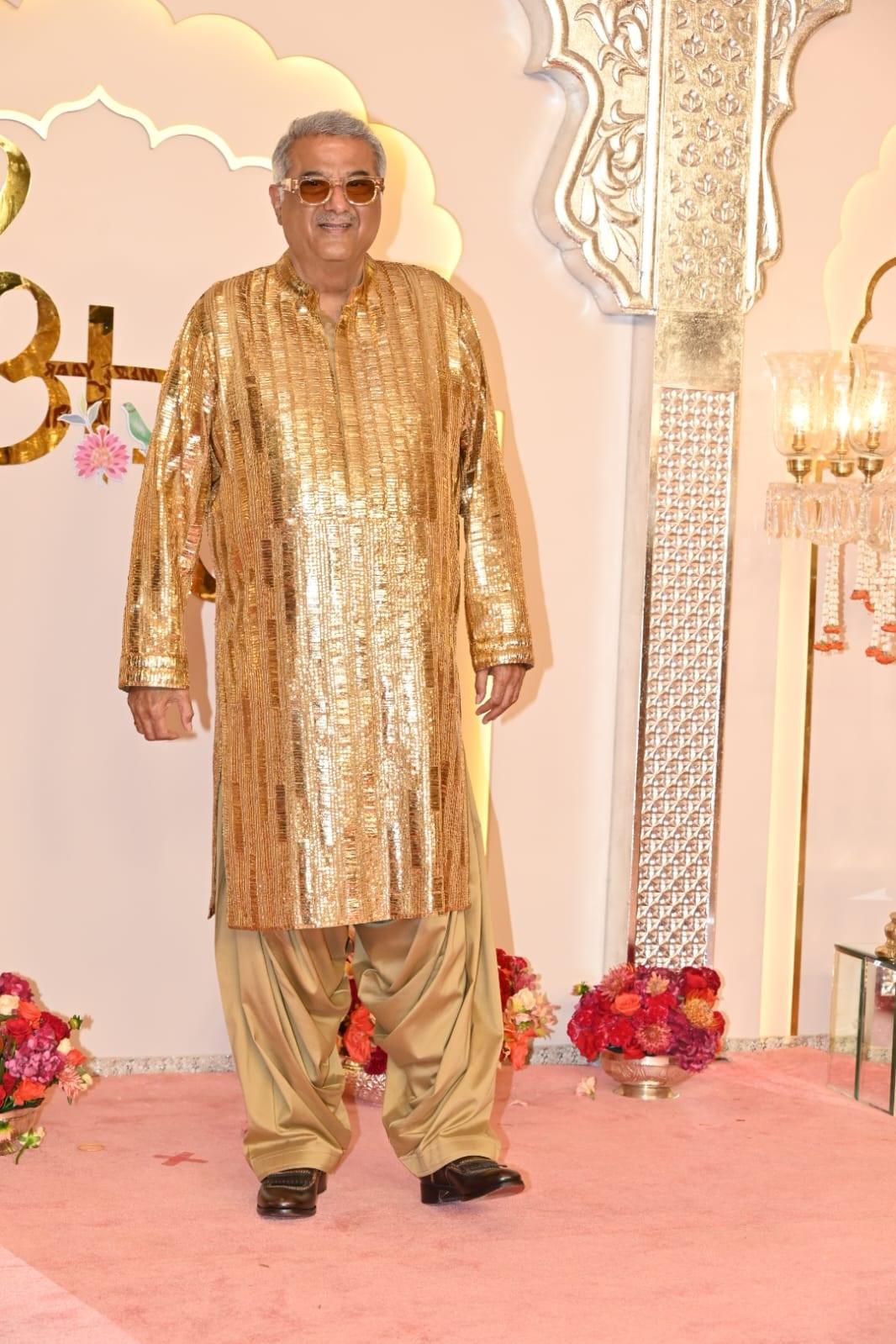 बॉनी कपूर भी शादी में रेड कारपेट पर नज़र आए. उन्होंने इस शादी के लिए गोल्डन कुर्ता चुना था.