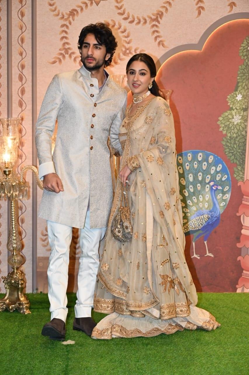 सारा अली खान अपने भाई इब्राहिम के साथ इस सेरेमनी में शामिल होने पहुंची.