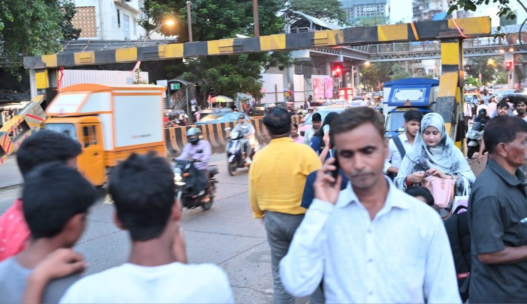 वर्ष 1912 में निर्मित, सायन ब्रिज धारावी, एलबीएस रोड और ईस्टर्न एक्सप्रेस हाईवे को जोड़ने वाली एक महत्वपूर्ण कड़ी है.