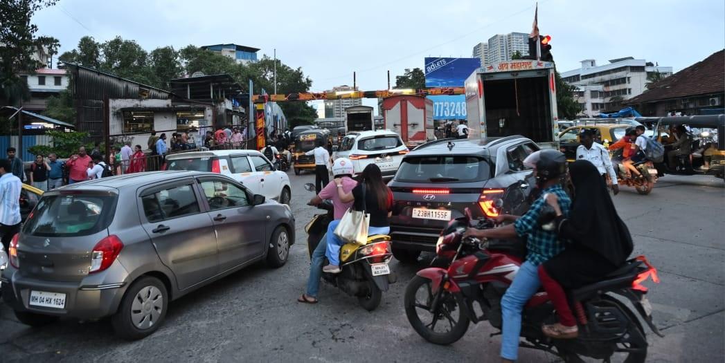 3.60 मीटर से अधिक ऊंचाई वाला कोई भी वाहन इस पुल से नहीं गुजर सकेगा। इस प्रतिबंध से इस पुल से गुजरने वाली बेस्ट की करीब 20 बसें प्रभावित हो रही हैं.