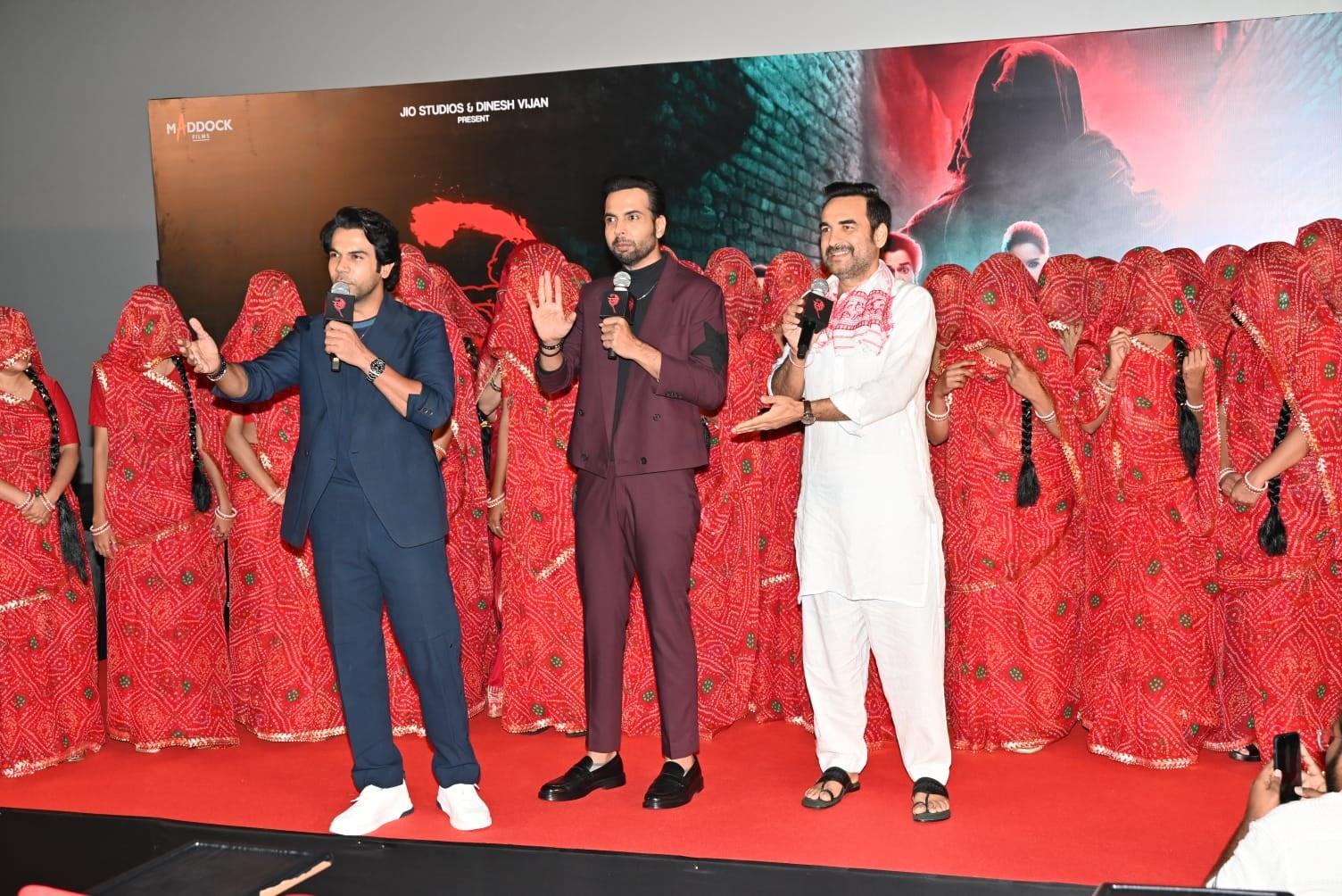 इस दौरान सभी ने फिल्म को लेकर भी बातें कीं. सभी एक्टर्स एक साथ स्टेज पर दिखाई दिए.