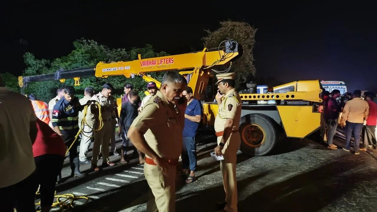 पनवेल डिवीजन के पुलिस उपायुक्त विवेक पानसरे ने पुष्टि की कि दुर्घटना मुंबई-पुणे एक्सप्रेसवे पर रात 12:30 से 1 बजे के बीच हुई.