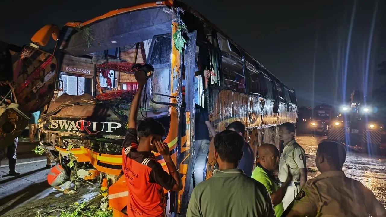 नवी मुंबई पुलिस, हाईवे पुलिस, स्थानीय प्रशासन, आईआरबी और स्थानीय बचाव दल बचाव अभियान शुरू करने के लिए तुरंत घटनास्थल पर पहुंचे. बस के अंदर फंसे कई यात्रियों को सफलतापूर्वक बचा लिया गया और उन्हें पास के अस्पतालों में पहुंचाया गया.