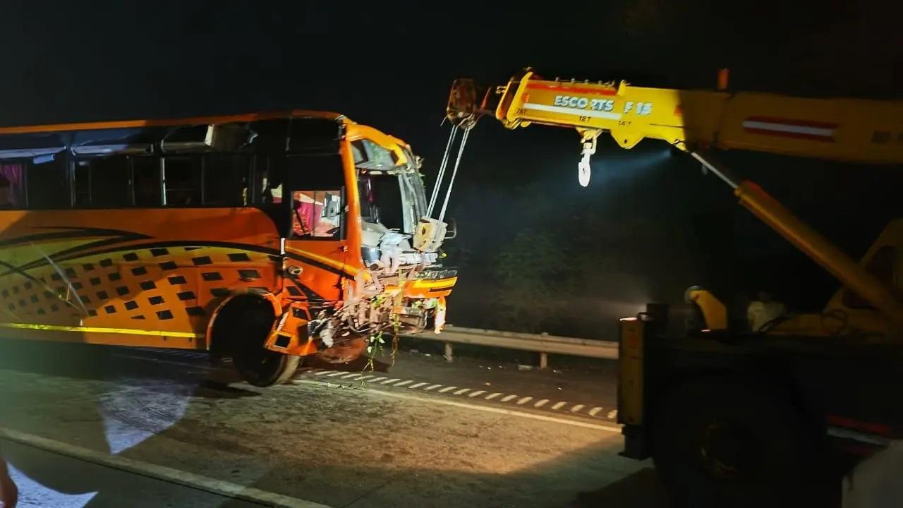 यात्री ने बताया कि कैसे वे भजन कर रहे थे, तभी अचानक ट्रैक्टर आ गया, जिससे बस पलट गई और एक छोटी सी घाटी में गिर गई. अफरा-तफरी के बावजूद कुछ यात्री टूटी हुई खिड़की से बच निकलने में कामयाब रहे.