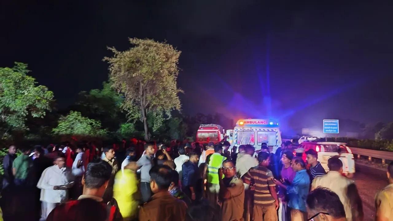 दुर्घटना स्थल कलंबोली से लगभग 5 किलोमीटर दूर है, जहां से एक्सप्रेसवे शुरू होता है. बस में सवार एक स्थानीय यात्री ने बताया कि सोमवार रात करीब 11 बजे डोंबिवली से तीर्थयात्रा के लिए करीब चार से पांच बसें निकली थीं.