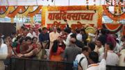 शिवसेना (यूबीटी) कार्यकर्ताओं ने पार्टी प्रमुख उद्धव ठाकरे का जन्मदिन उनके मुंबई स्थित निवास मातोश्री में मनाया. तस्वीरें/ आशीष राजे