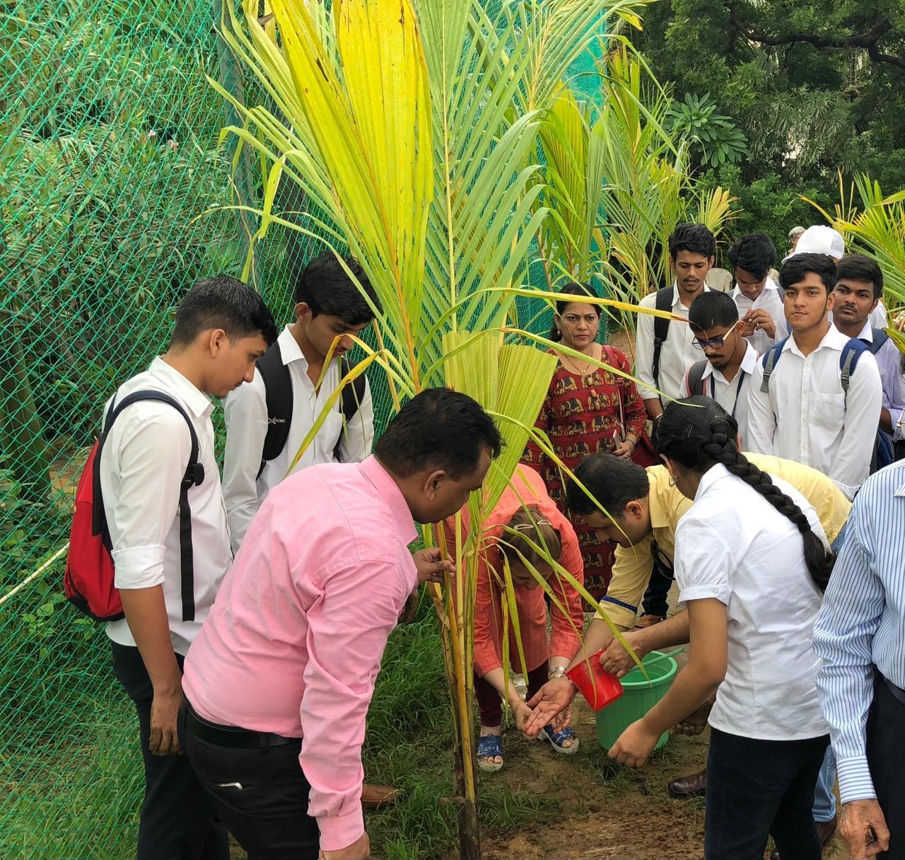 पिछले साल डॉ. नांदेकर को मुंबई के राजभवन में राज्यपाल भगत सिंह कोश्यारी से महाराष्ट्र गौरव पुरस्कार मिला था. इस साल यानी 2024 की  शुरुआत में भी उन्हें आइकॉनिक JIO बॉलीवुड लाइफ एंड वेल्थ कोच अवार्ड से सम्मानित किया गया.