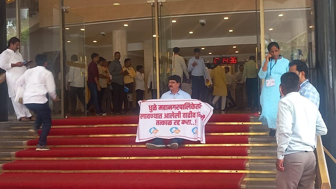 विधानसभा में एक दिन पहले भी हंगामा हुआ था, जब एक महिला (59) ने हाउस सोसाइटी से विवाद को लेकर कलाई काटने की कोशिश की थी. महिला का नाम तारा साबले है वह ठाणे स्थित अपनी हाउसिंग सोसाइटी के साथ विवाद को लेकर मुख्यमंत्री एकनाथ शिंदे से मिलने की कोशिश कर रही थी, लेकिन मुलाकात नहीं हो पाई.