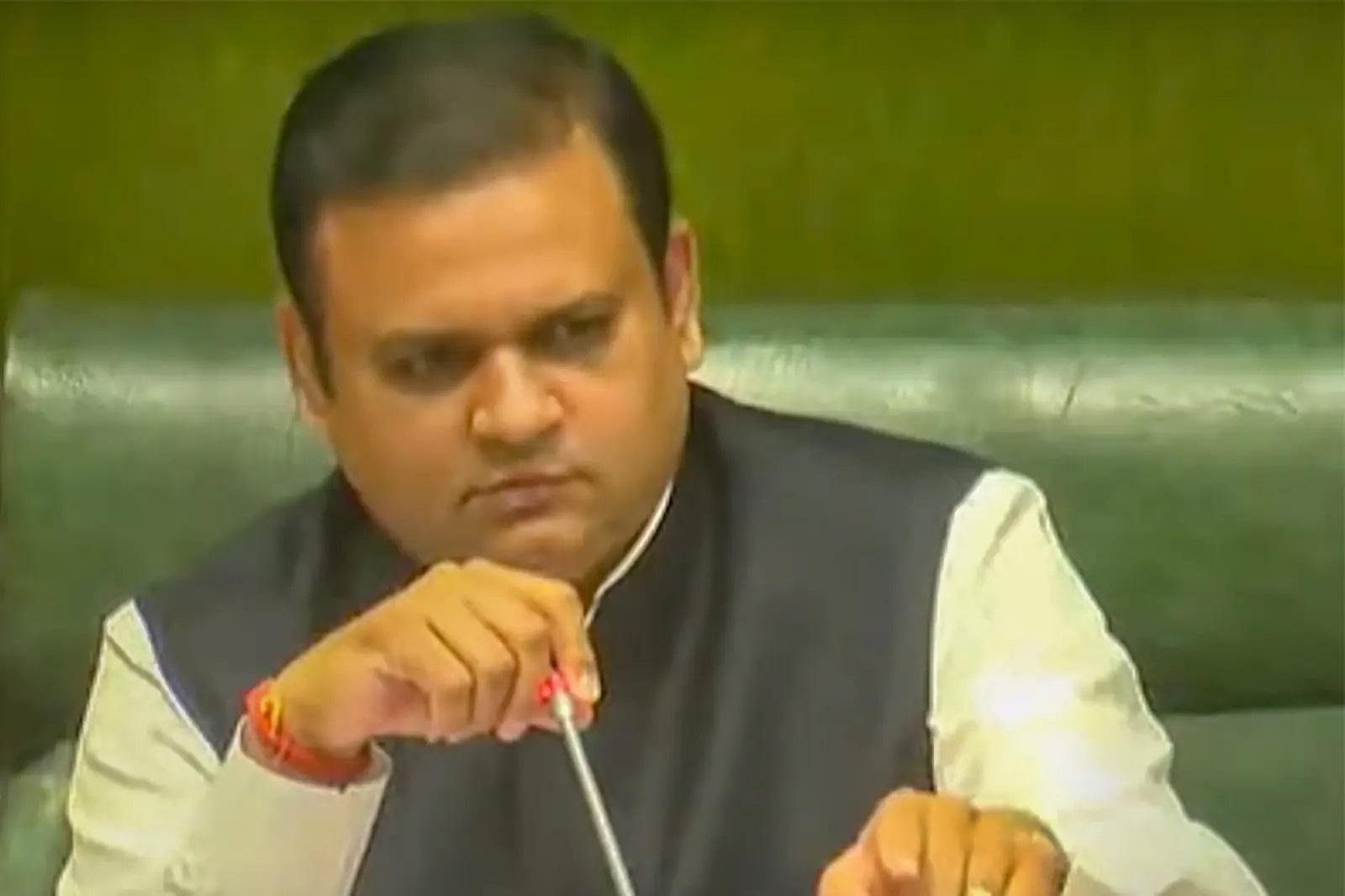 इस पर विधानसभा अध्यक्ष राहुल नार्वेकर ने कहा कि विजिटर्स को एक हफ्ते में केवल दो ही बार विजिटर्स को आने की अनुमति रहेगी. सभी मंत्रियों को भीड़ से बचाने के लिए यह फैसला लिया गया है.