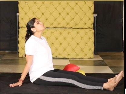 वज्रासन कैसे शुरू करें?: केवल वज्रासन ही नहीं, बल्कि किसी भी आसन का अभ्यास करने के लिए अधिकतर समता की स्थिति में रहने की आवश्यकता होती है. पहले एपिसोड में, जब मैंने स्वस्थासन श्रृंखला शुरू की, तो मैंने खड़े होने की मुद्रा की स्थिरता के बारे में बात की. जैसा कि आप इस तस्वीर में देख सकते हैं कि आजकल कितने भी आसन बैठकर किए जाते हैं.