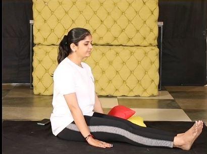 यह आसन किसे नहीं करना चाहिए?: जिन लोगों को घुटनों में दर्द हो, पैर के अंगूठे या टखने में किसी भी प्रकार का दर्द हो, पीठ में अत्यधिक दर्द हो उन्हें यह आसन नहीं करना चाहिए.  