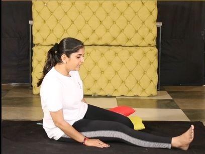 वज्रासन करते समय मौन रहना होता है और सांस लेने की प्रक्रिया पर ध्यान केंद्रित करना होता है. सबसे पहले संतुलित आसन में बैठ जाएं। फिर धीरे-धीरे अपने बाएं पैर को घुटने से मोड़ें और इसे अपने कूल्हे के नीचे रखें जैसा कि चित्रों में दिखाया गया है. फिर दाएं पैर को भी इसी तरह अपने कूल्हे के नीचे रखें.