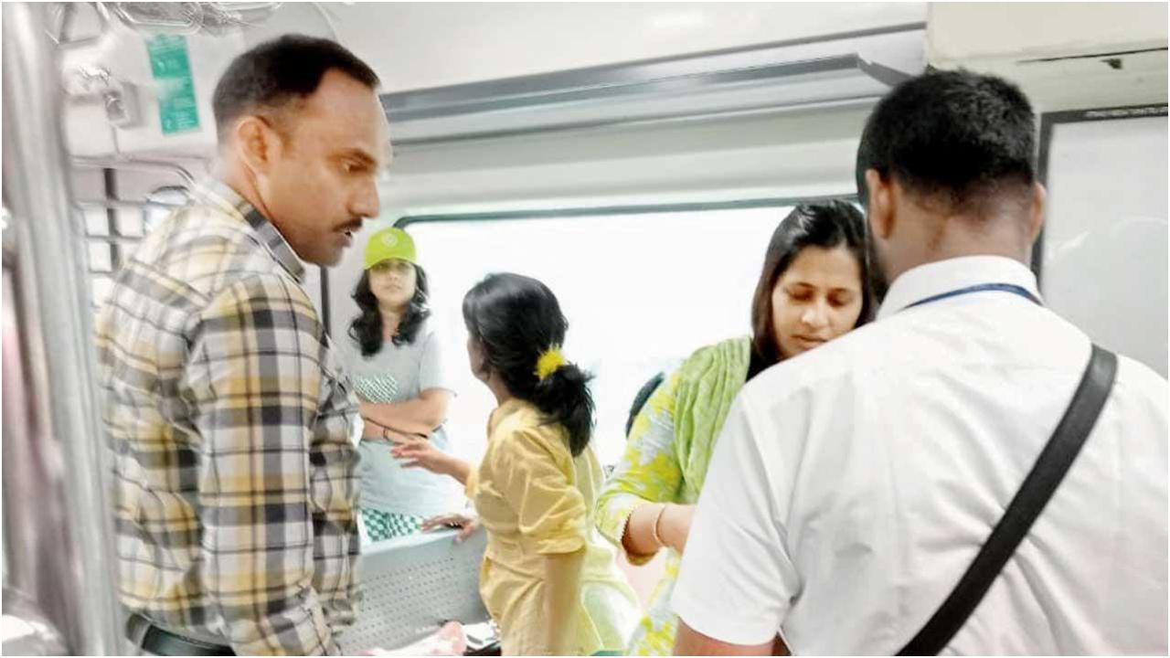 एसी लोकल की एक प्रतीकात्मक फ़ाइल छवि