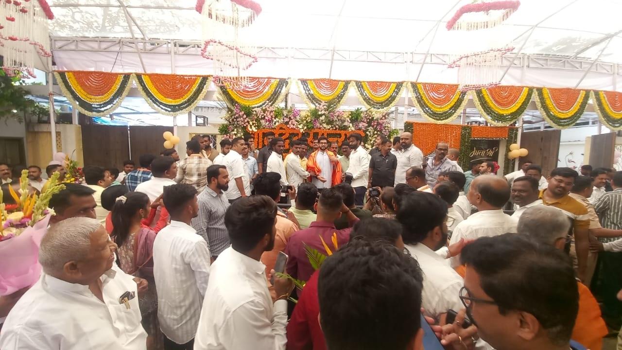 शिवसैनिक आदित्य ठाकरे के जन्मदिन को लेकर काफी उत्साहित दिखाई दिए. 